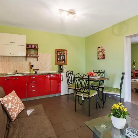 Apartamento Cozy In With Kitchen Ližnjan